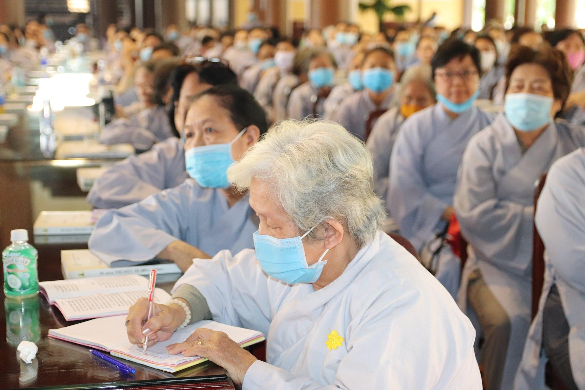 Phật tử ghi chép nội dung trong pháp thoại của Ni sư Hạnh Chiếu - Ảnh: CTV Phật tử ghi chép nội dung trong pháp thoại của Ni sư Hạnh Chiếu - Ảnh: CTV