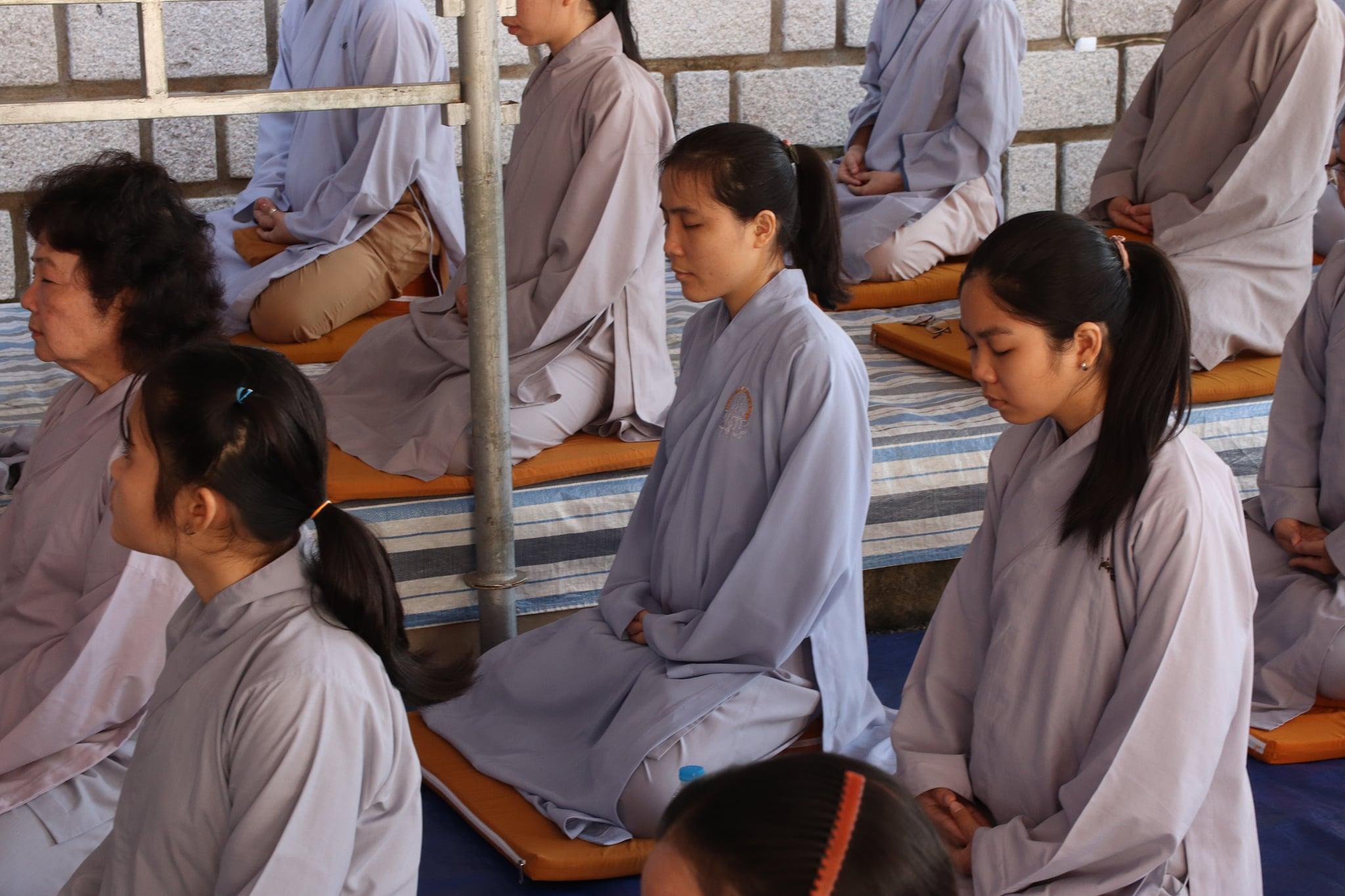 Phật tử được hướng dẫn ngồi thiền - Ảnh: CTV Phật tử được hướng dẫn ngồi thiền - Ảnh: CTV