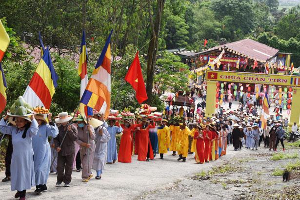 Đông đảo người dân tham dự lễ hội chùa Chân Tiên Đông đảo người dân tham dự lễ hội chùa Chân Tiên