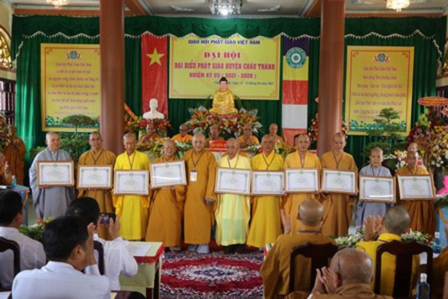 Chư tôn đức Tăng Ni nhận bằng tuyên dương công đức Chư tôn đức Tăng Ni nhận bằng tuyên dương công đức