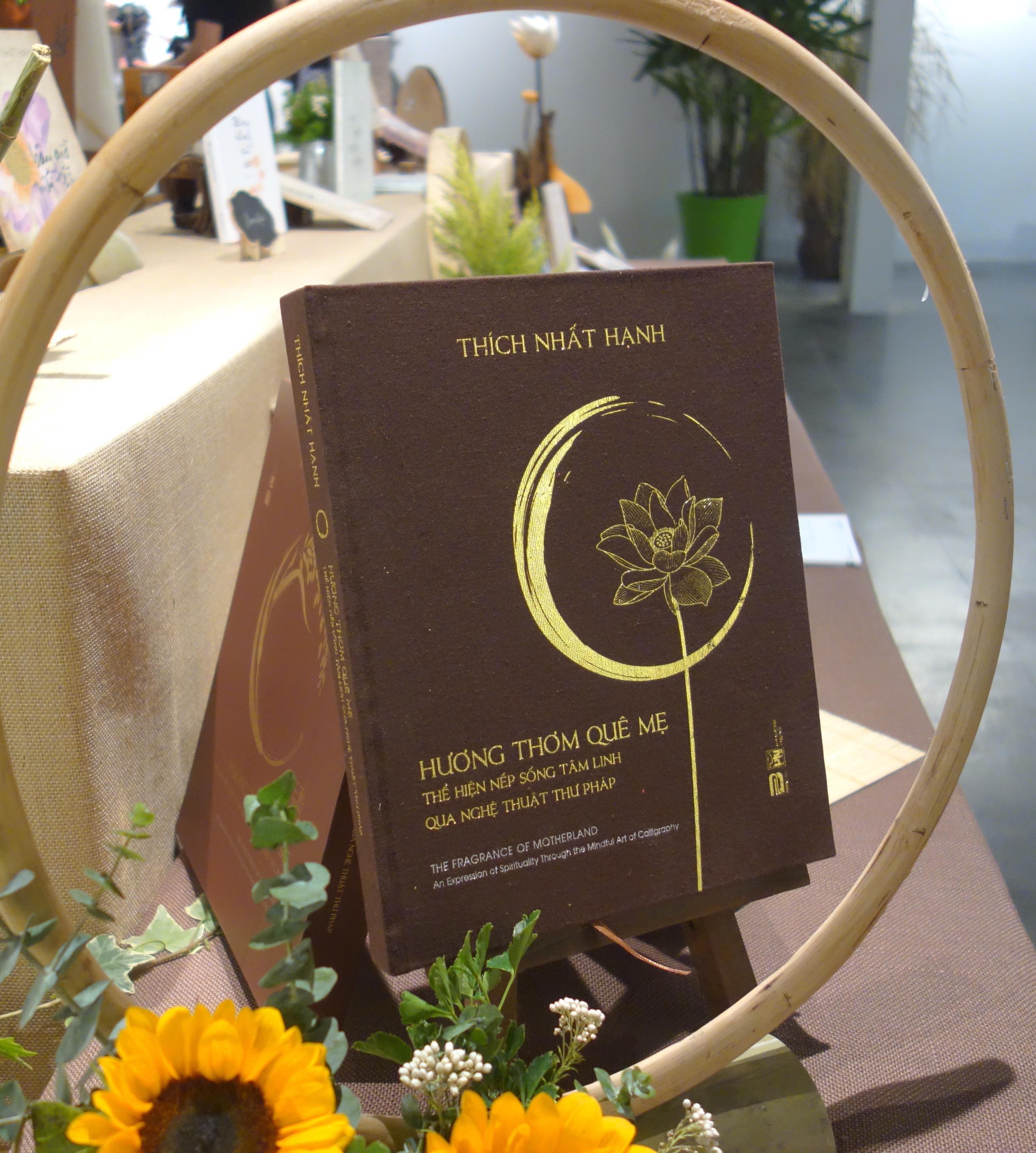 Sánh &quot;Hương thơm quê mẹ&quot; lần đầu ra mắt bạn đọc