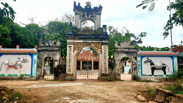 Cổng tam quan chùa Sơn Hải, công trình kiến trúc gốc còn khá nguyên vẹn.