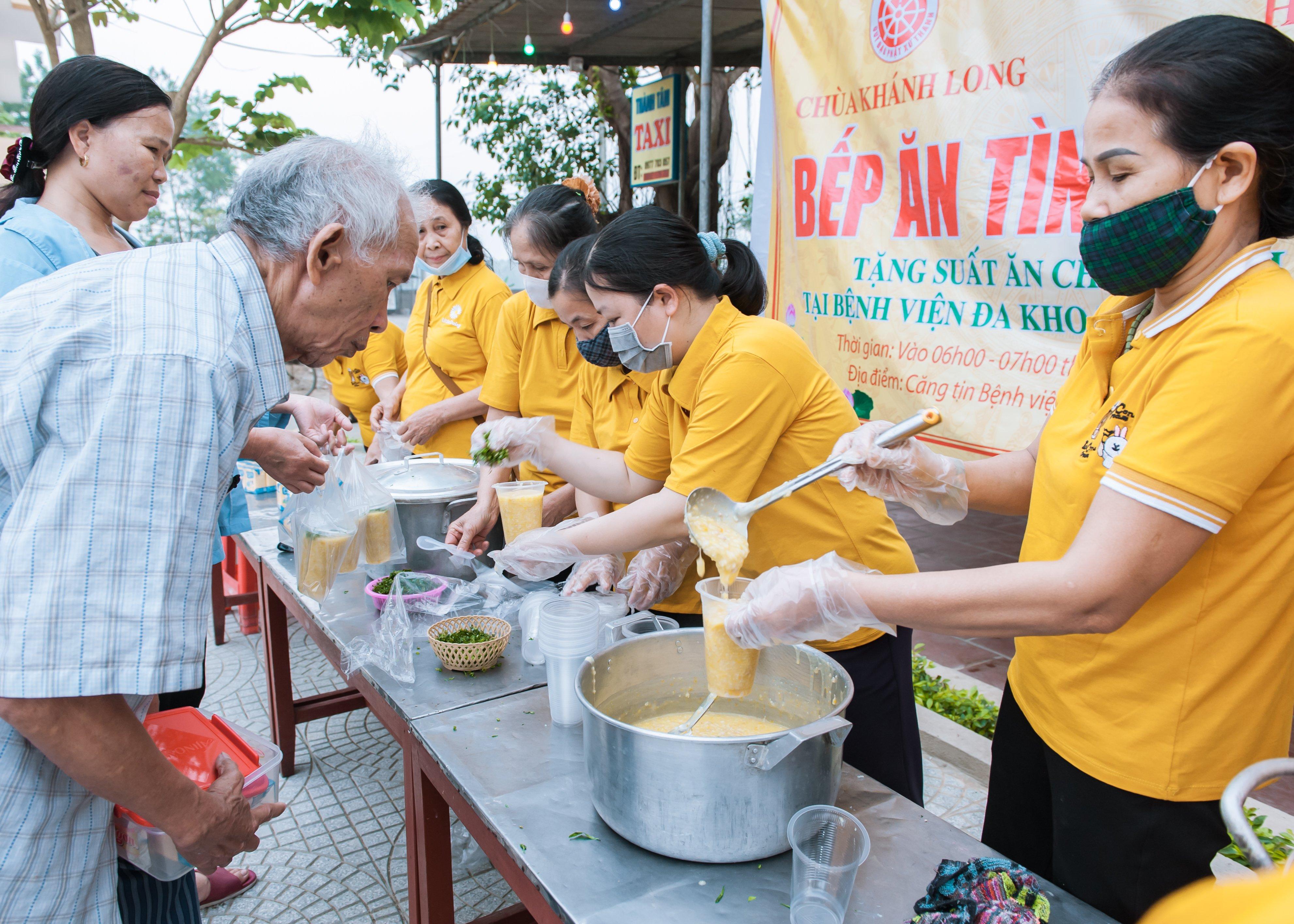 Những phần ăn nóng, ngon, sạch sẽ được trao tận tay bệnh nhân và người nhà bệnh nhân Những phần ăn nóng, ngon, sạch sẽ được trao tận tay bệnh nhân và người nhà bệnh nhân