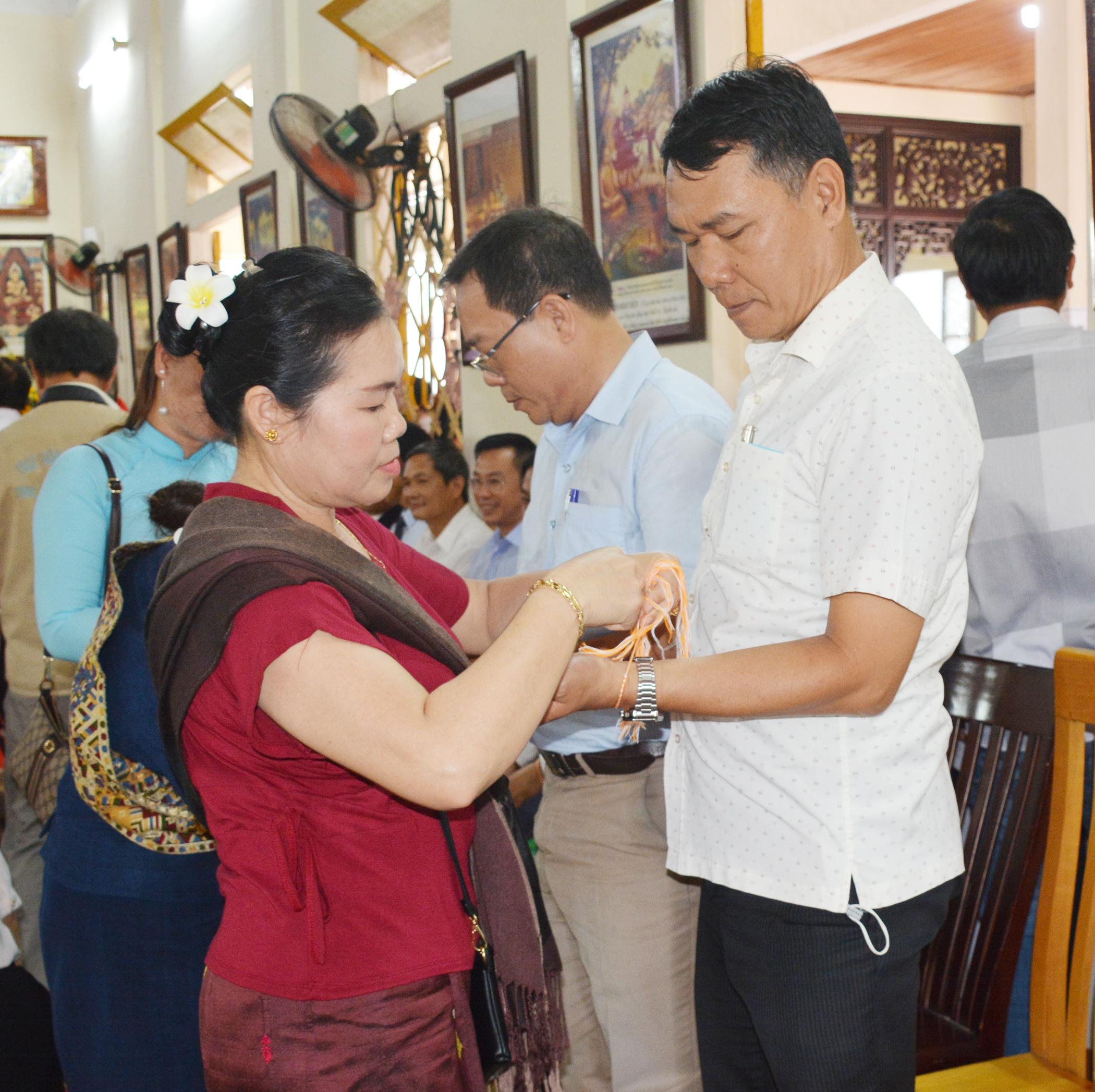 Buộc chỉ vào cổ tay để cầu hạnh phúc và sức khỏe Buộc chỉ vào cổ tay để cầu hạnh phúc và sức khỏe