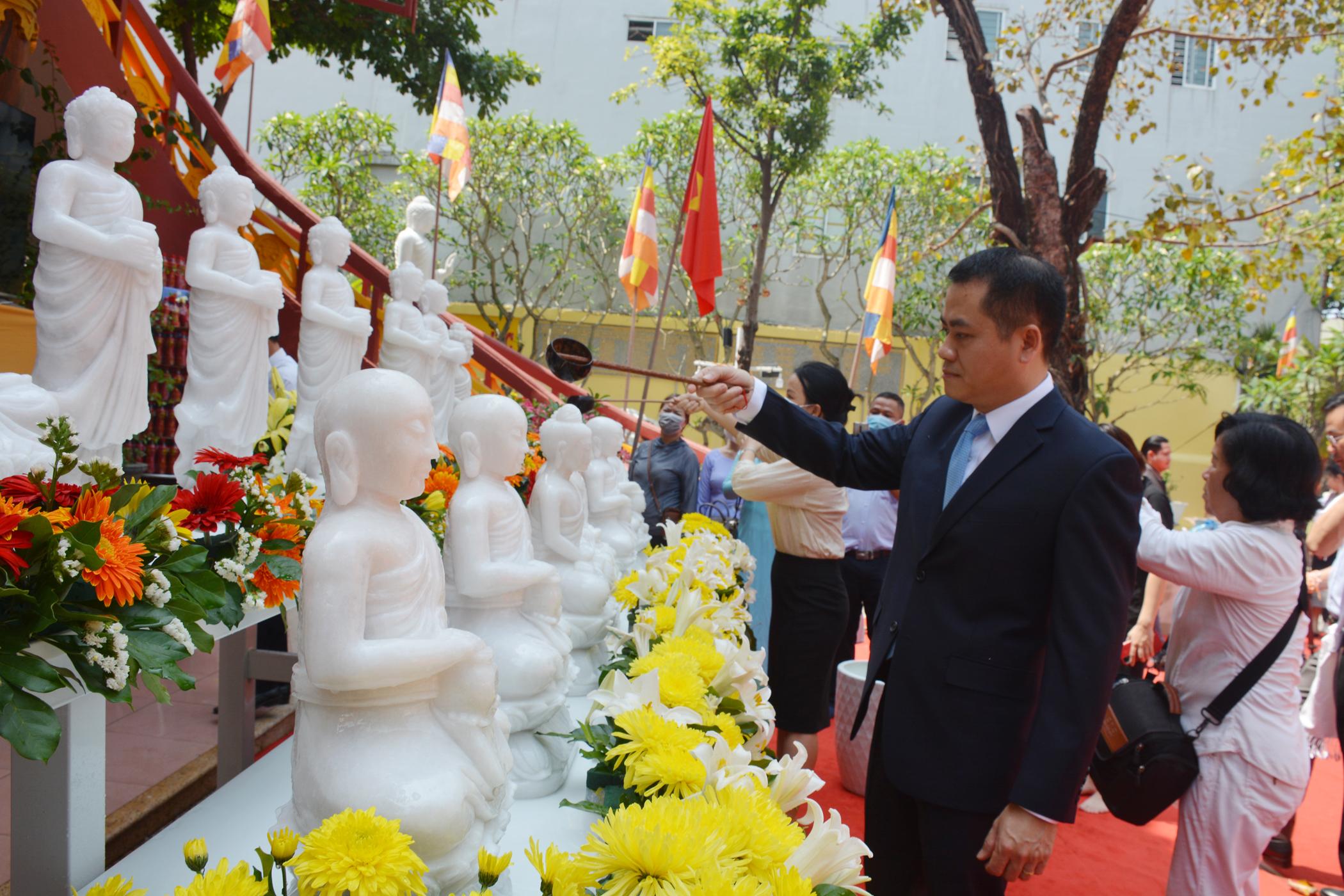 Ông Nguyễn Ngọc Bình, Chủ tịch Liên hiệp các tổ chức hữu nghị TP.Đà Nẵng thực hiện nghi thức tắm Phật Ông Nguyễn Ngọc Bình, Chủ tịch Liên hiệp các tổ chức hữu nghị TP.Đà Nẵng thực hiện nghi thức tắm Phật