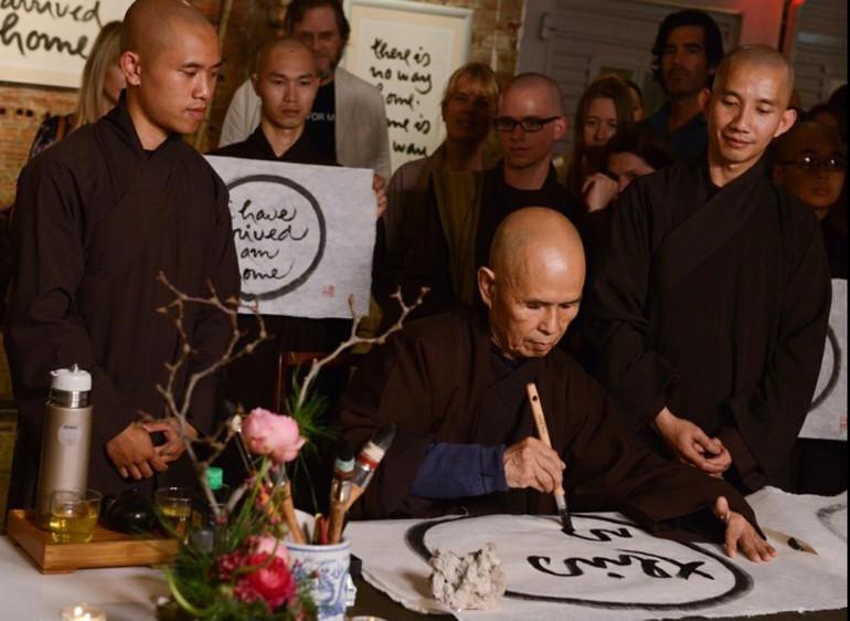 Thiền sư Thích Nhất Hạnh viết thư pháp - Ảnh: Làng Mai Thiền sư Thích Nhất Hạnh viết thư pháp - Ảnh: Làng Mai