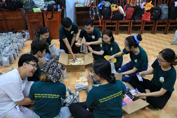 Thành viên trong Câu lạc bộ cùng nhau làm những phần quà gói bằng giấy báo tặng đến các em nhỏ Thành viên trong Câu lạc bộ cùng nhau làm những phần quà gói bằng giấy báo tặng đến các em nhỏ