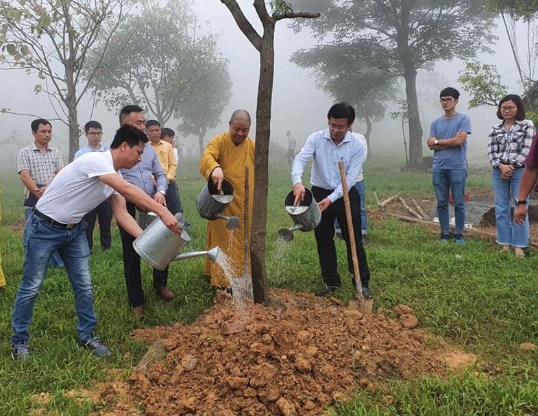 Ban tổ chức trồng cây tại khuôn viên chùa Đại Tuệ Ban tổ chức trồng cây tại khuôn viên chùa Đại Tuệ