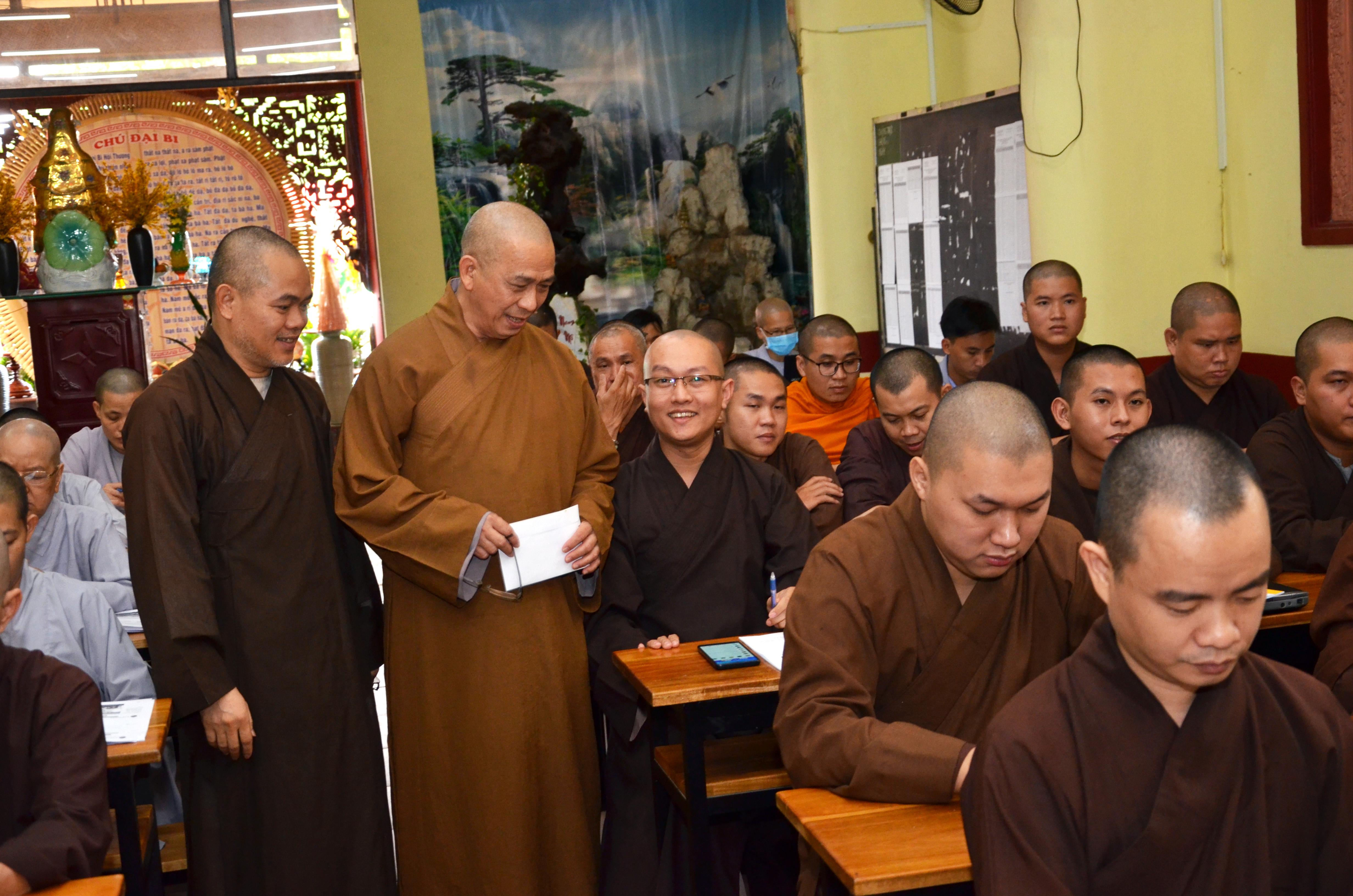 Thương tọa Thích Tâm Chơn khảo sát buổi tập huấn của Tăng Ni Thương tọa Thích Tâm Chơn khảo sát buổi tập huấn của Tăng Ni