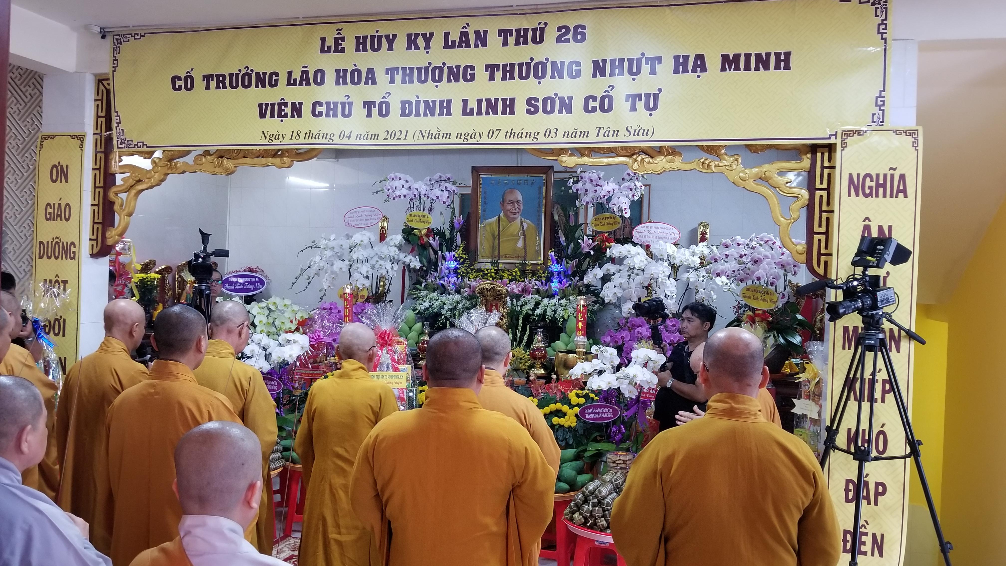 Chư tôn đức Tăng Ni dâng hương Chư tôn đức Tăng Ni dâng hương