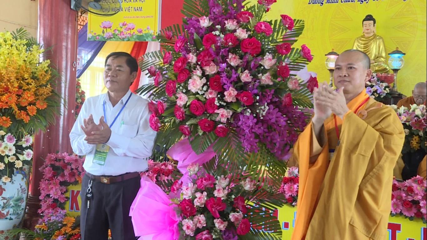 Ông Nguyễn Văn Trung, Phó Trưởng ban Dân vận Tỉnh ủy Tây Ninh tặng hoa chúc mừng đại hội Ông Nguyễn Văn Trung, Phó Trưởng ban Dân vận Tỉnh ủy Tây Ninh tặng hoa chúc mừng đại hội