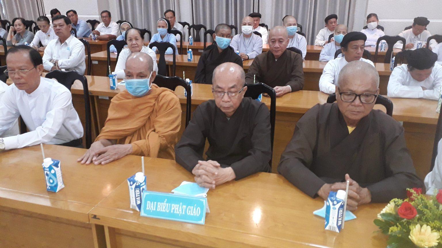 Chư tôn đức Ban Trị sự Phật giáo tỉnh Bến Tre tham dự phiên họp