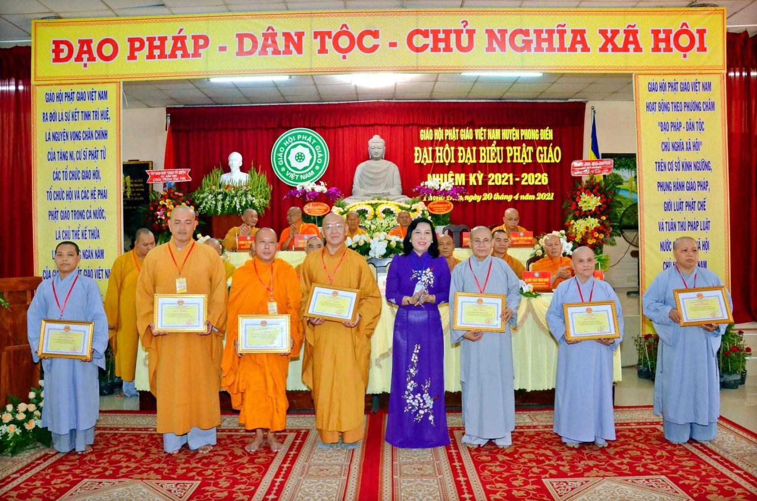 Chư tôn đức Tăng Ni nhận bằng tuyên dương công đức Chư tôn đức Tăng Ni nhận bằng tuyên dương công đức