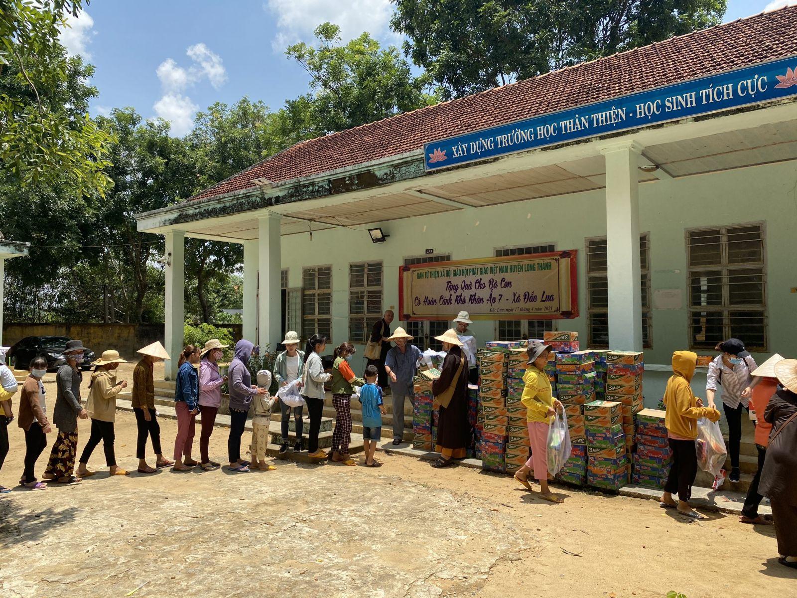 Bà con xếp hàng nhận quà Bà con xếp hàng nhận quà