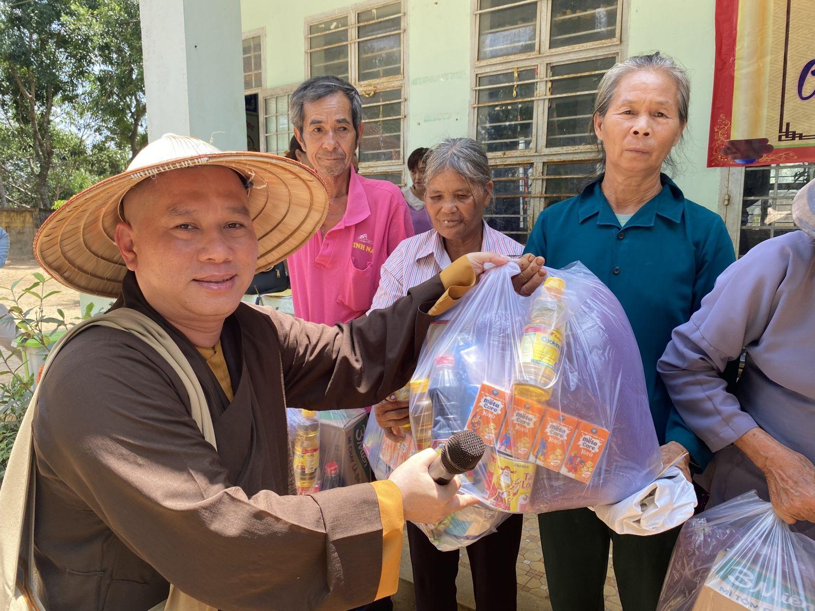 Những phần quà được trao tận tay cho bà con nghèo Những phần quà được trao tận tay cho bà con nghèo