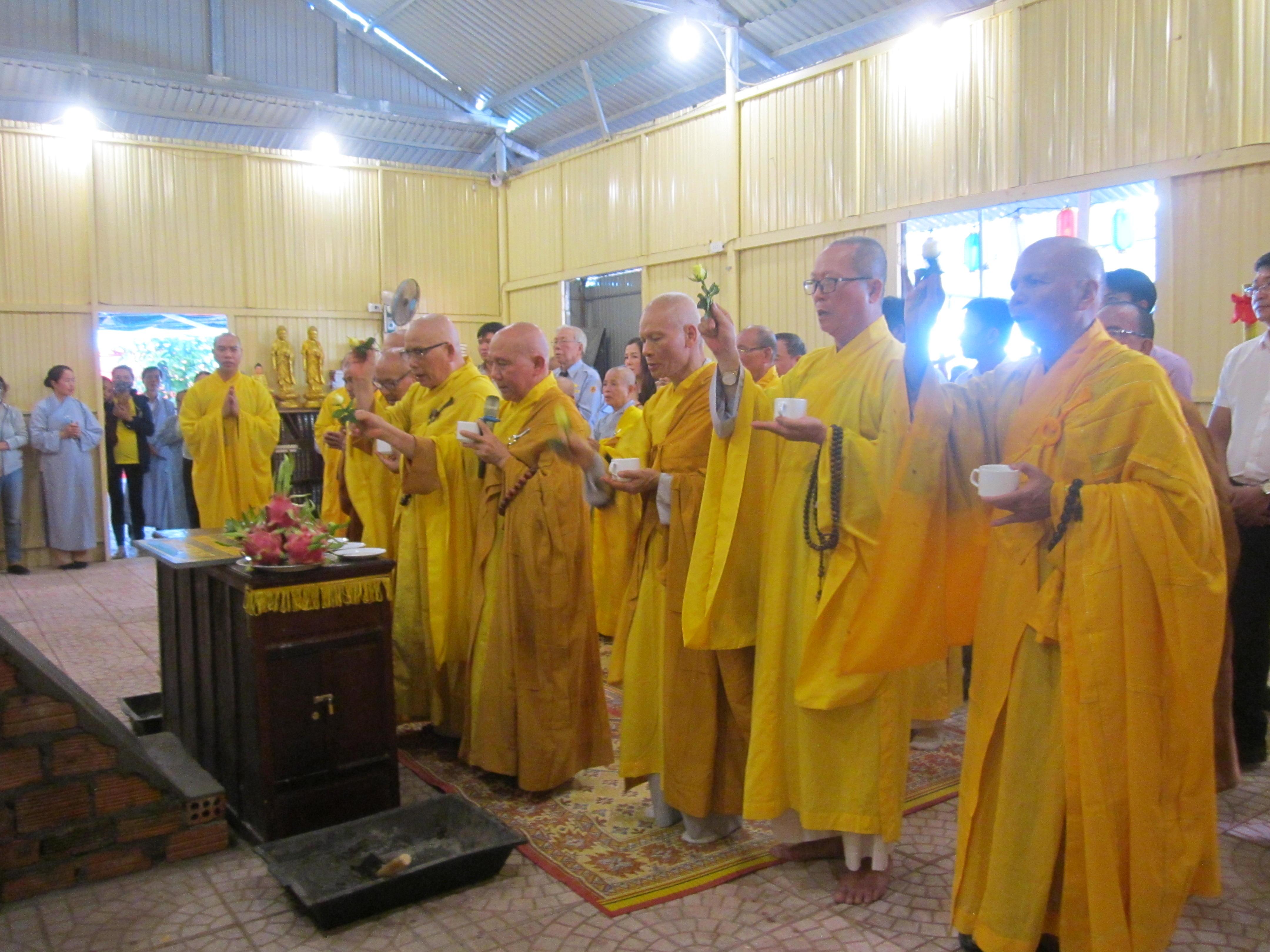 Chư tôn đức Tăng làm lễ sái tịnh Chư tôn đức Tăng làm lễ sái tịnh