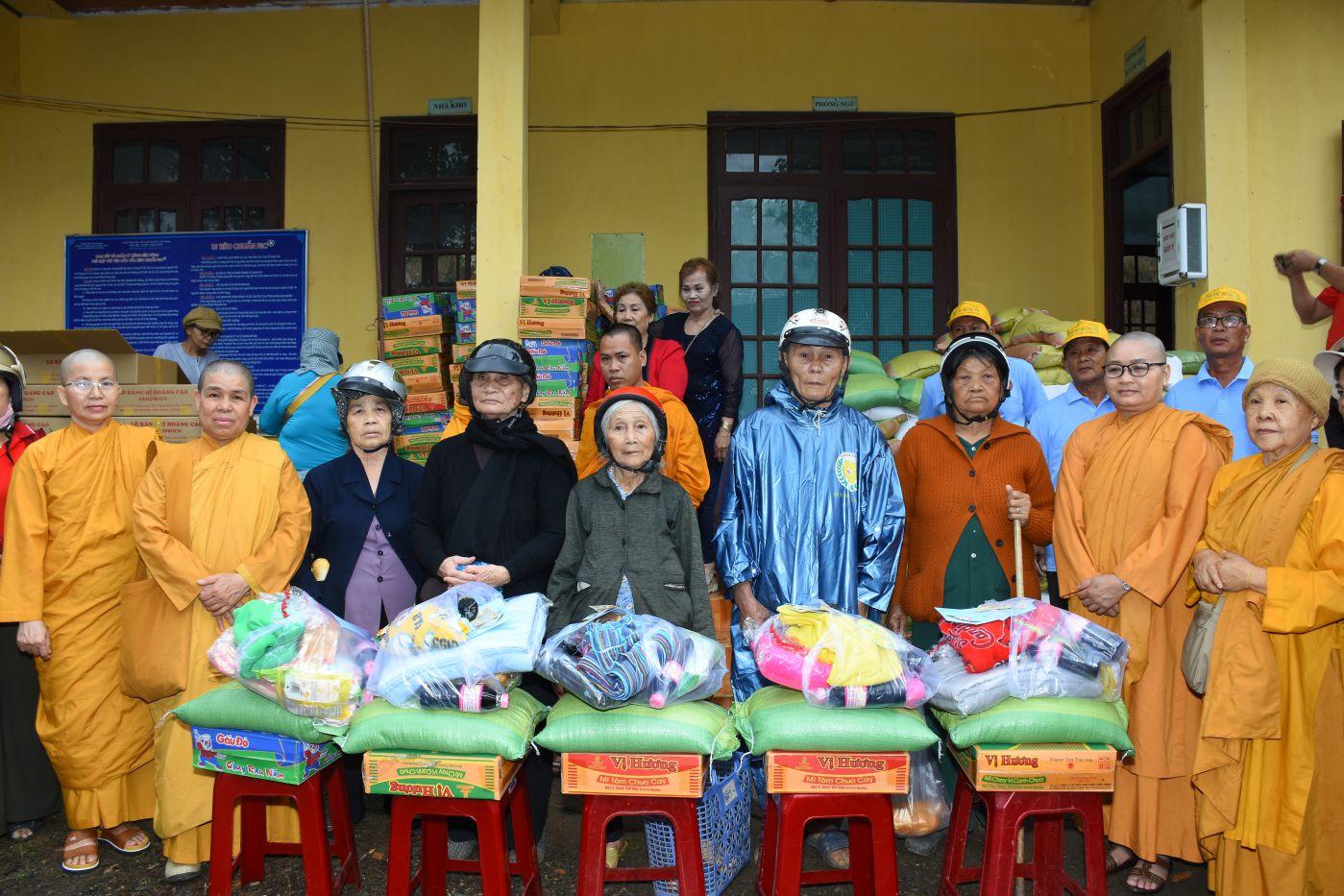 Những phần quà được trao cho bà con nghèo Những phần quà được trao cho bà con nghèo