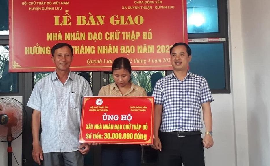 Đại diện lãnh đạo UBND huyện Quỳnh Lưu và Ban Hộ tự chùa Đông Yên trao hỗ trợ 30 triệu đồng tới gia đình bà Lê Thị Quyền Đại diện lãnh đạo UBND huyện Quỳnh Lưu và Ban Hộ tự chùa Đông Yên trao hỗ trợ 30 triệu đồng tới gia đình bà Lê Thị Quyền