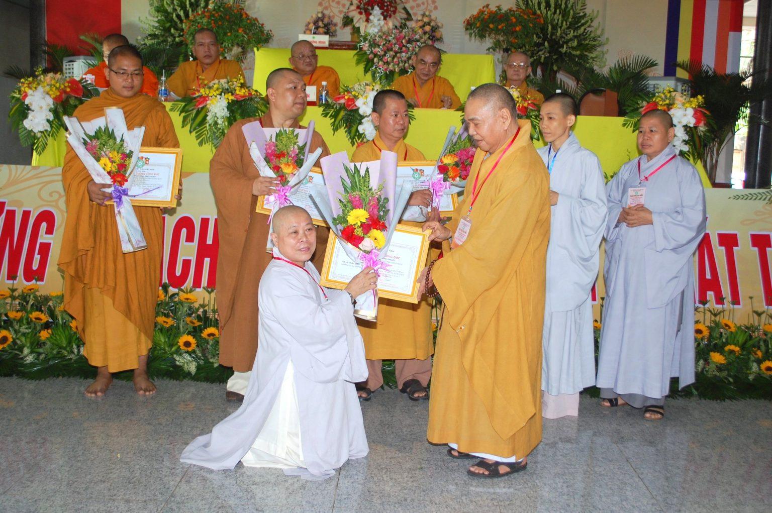 Chư tôn đức Tăng Ni nhận bằng tuyên dương công đức Chư tôn đức Tăng Ni nhận bằng tuyên dương công đức
