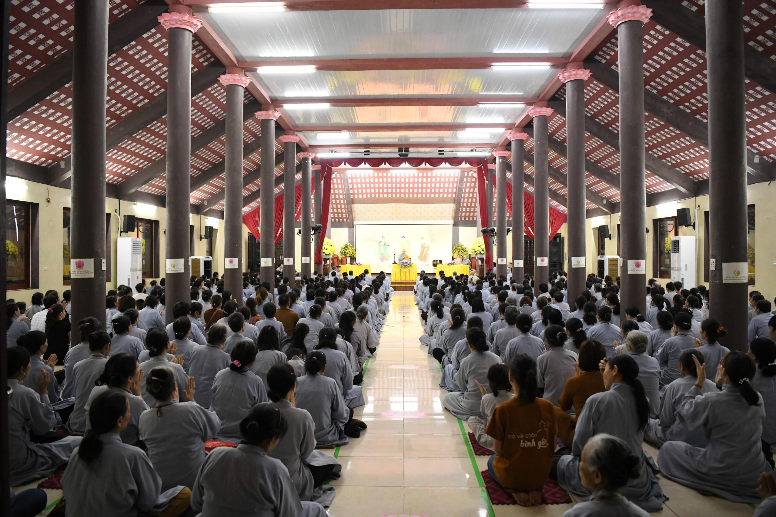 Đông đảo Phật tử vân tập về chùa Hòa Phúc tham dự