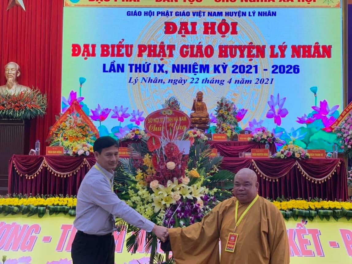 Đại diện chính quyền chúc mừng Thượng tọa Thích Thiện Hưởng tái đắc cử chức vụ Trưởng ban Trị sự Phật giáo huyện Lý Nhân