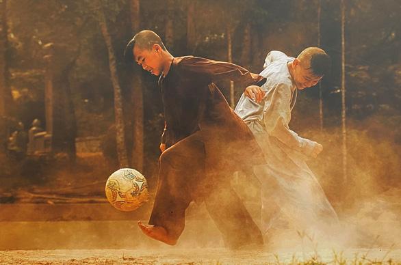 Tác phẩm Tranh bóng của tác giả Trương Vững giành giải nhì Tác phẩm Tranh bóng của tác giả Trương Vững giành giải nhì