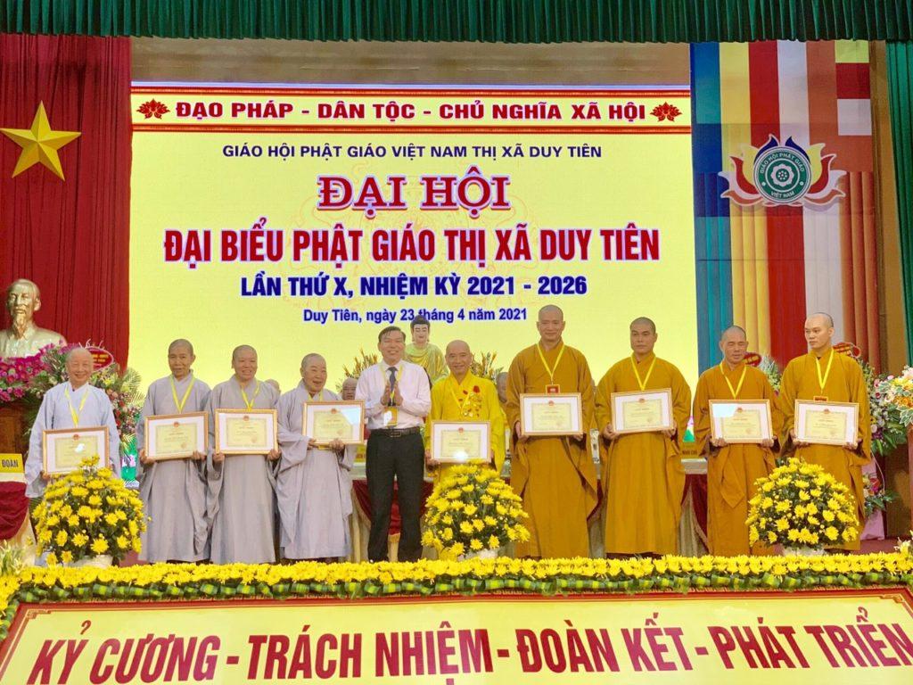 Chư tôn đức Tăng Ni nhận bằng tuyên dương công đức Chư tôn đức Tăng Ni nhận bằng tuyên dương công đức
