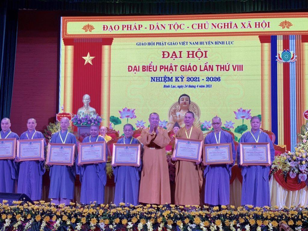 Chư tôn đức Tăng Ni nhận Bằng tuyên dương công đức Chư tôn đức Tăng Ni nhận Bằng tuyên dương công đức