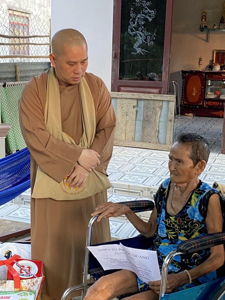 Đại đức Thích Nguyên Thông thăm và tặng quà cho cụ bà Ung Thị Hóa Đại đức Thích Nguyên Thông thăm và tặng quà cho cụ bà Ung Thị Hóa