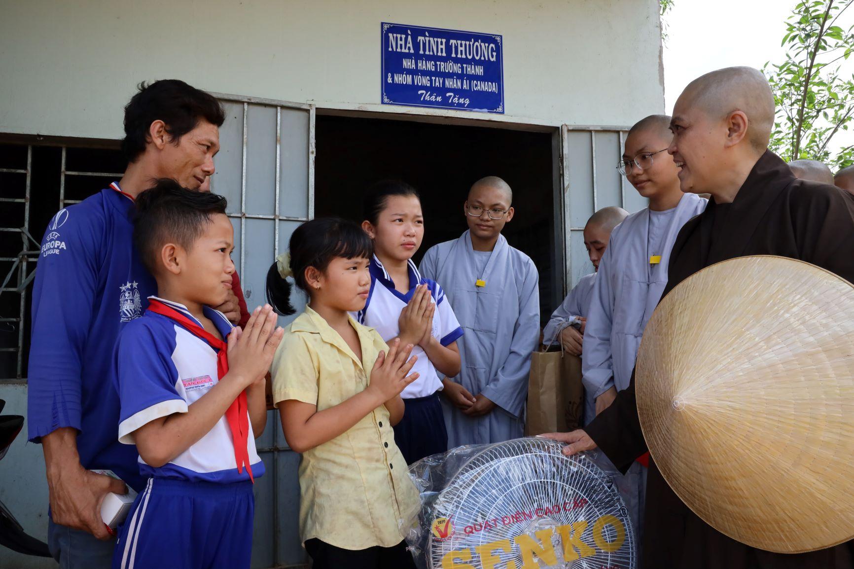 Ni sư Thích nữ Hương Nhũ ân cần hỏi thăm gia đình được nhận nhà tình thương