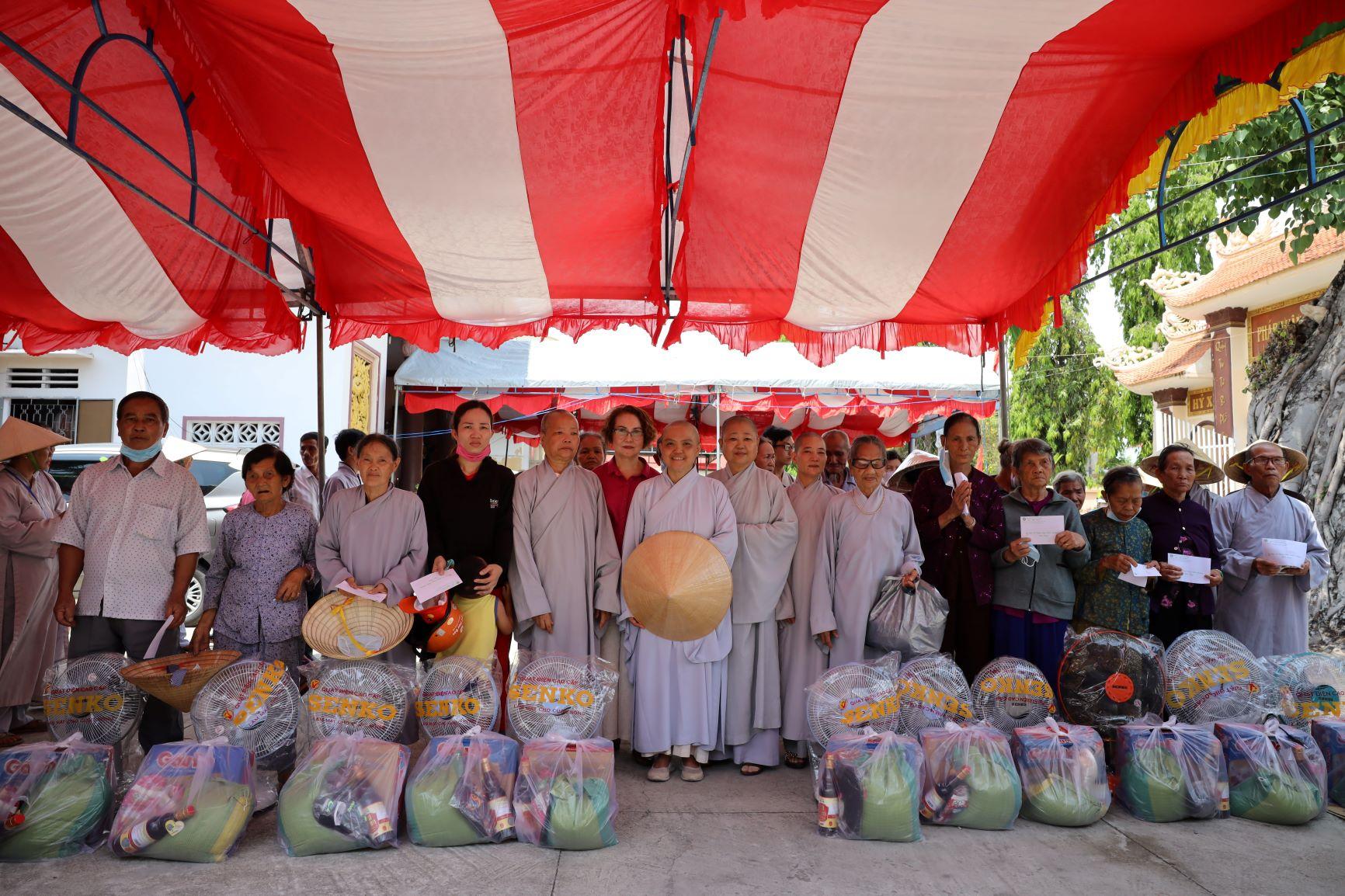 Tặng quà cho bà con nghèo