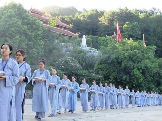 Khóa sinh thực tập thiền hành trong khóa tu "Tĩnh lặng" lần thứ V tại thiền viện Trúc Lâm Tây Thiên - Ảnh: Tâm Vương Khóa sinh thực tập thiền hành trong khóa tu "Tĩnh lặng" lần thứ V tại thiền viện Trúc Lâm Tây Thiên - Ảnh: Tâm Vương