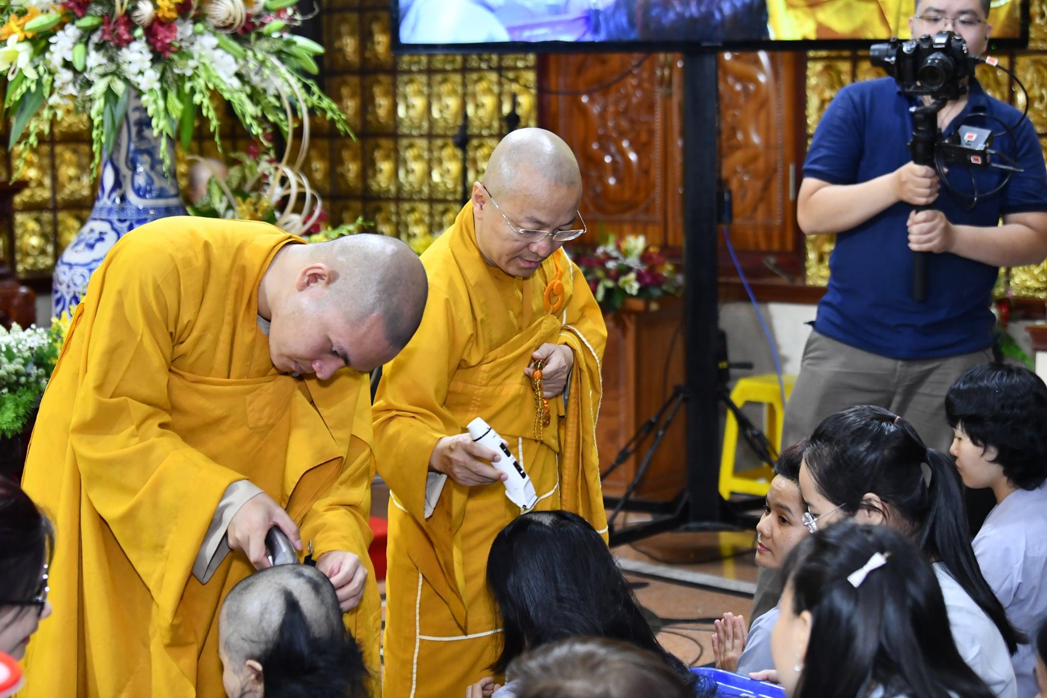 Chư tôn đức Tăng làm lễ thế phát - Ảnh: Anh Trí Chư tôn đức Tăng làm lễ thế phát - Ảnh: Anh Trí