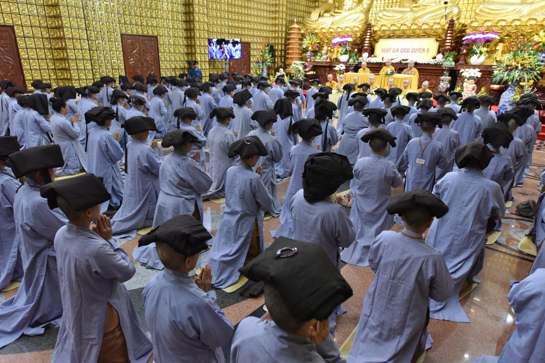 Các hành giả thọ y, thọ giới - Ảnh: Anh Trí Các hành giả thọ y, thọ giới - Ảnh: Anh Trí