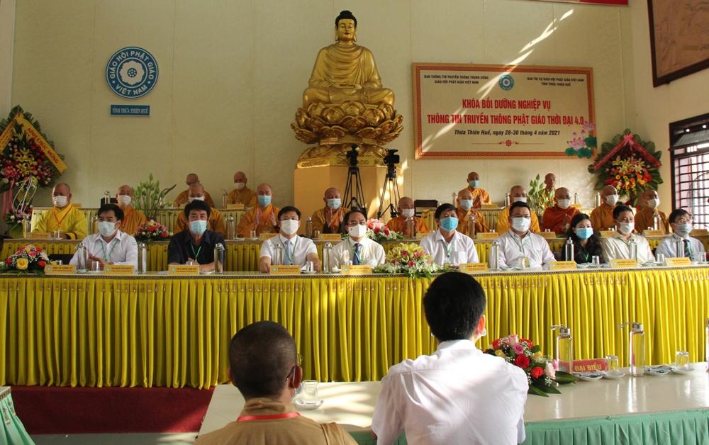 Chư tôn đức Chứng minh, lãnh đạo chính quyền và các giảng viên