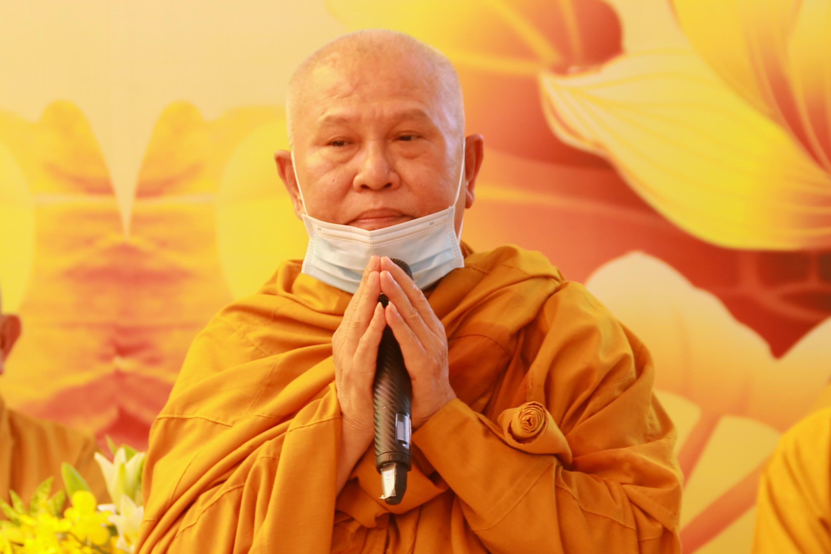 Hòa thượng Thích Minh Ngạn đại diện hệ phái Khất sĩ ban huấn từ Hòa thượng Thích Minh Ngạn đại diện hệ phái Khất sĩ ban huấn từ