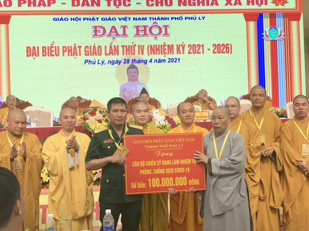 Ban Trị sự Phật giáo TP.Phủ Lý trao số tiền 100 triệu đồng cho cán bộ chiến sĩ đang ở tuyến đầu phòng, chống dịch Covid-19