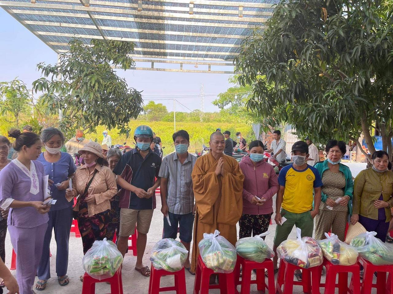 Tặng quà cho bà con nghèo Tặng quà cho bà con nghèo