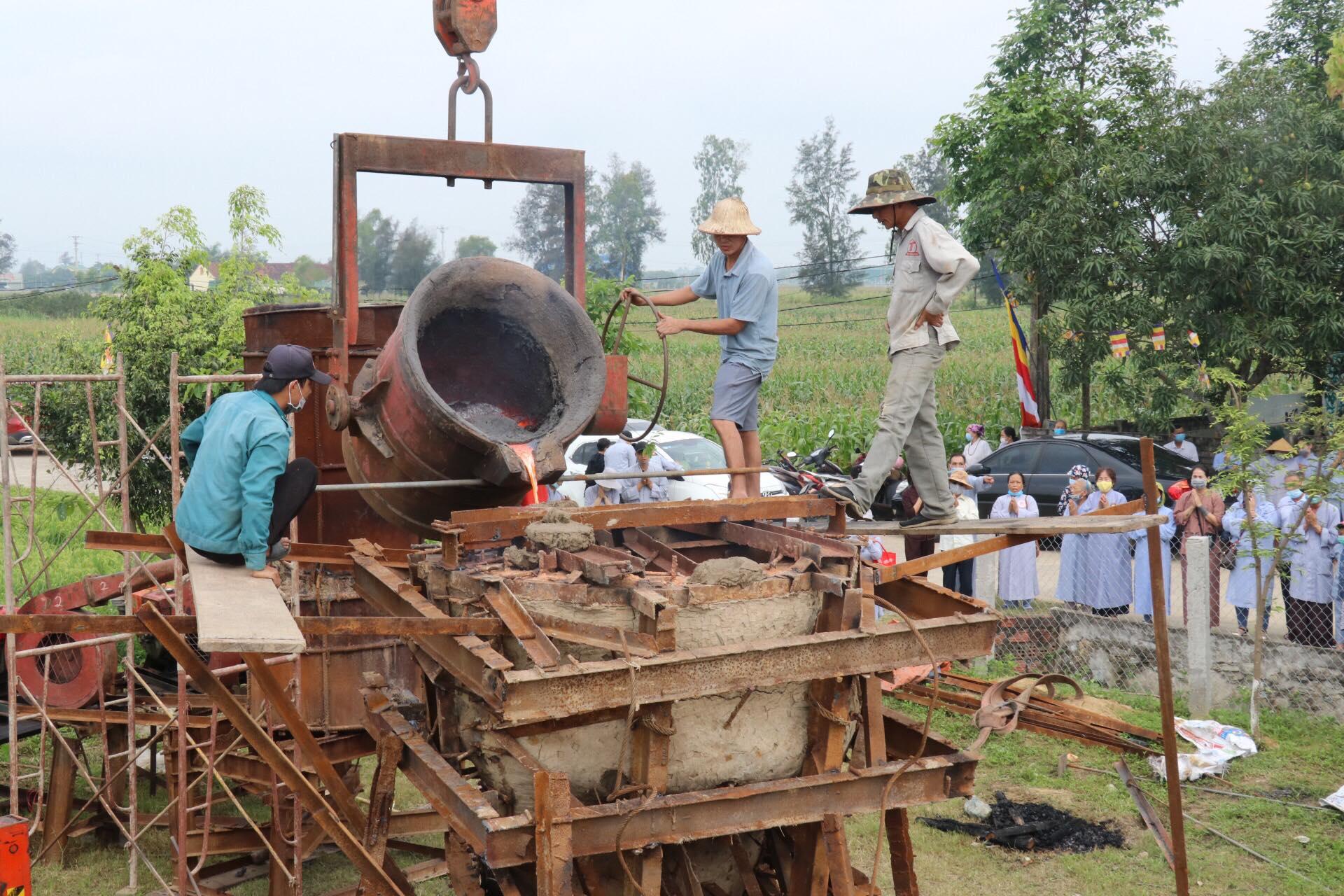 Khởi công rót đồng để đúc tôn tượng Phật Dược Sư