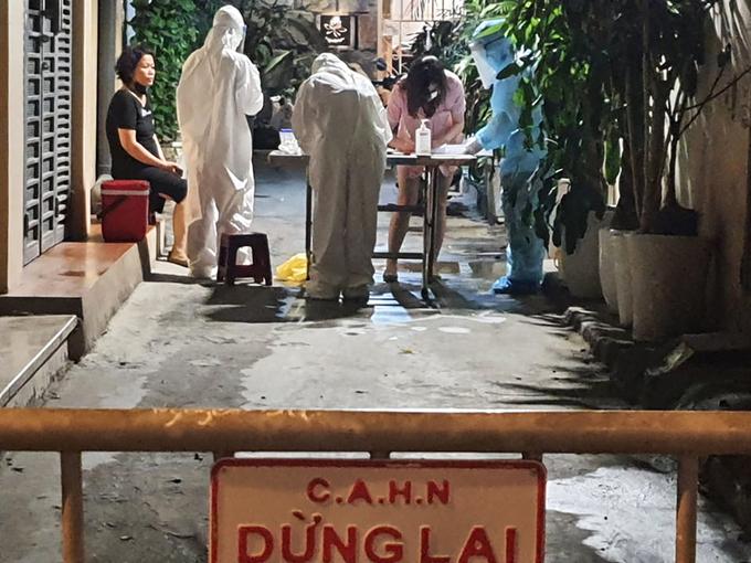 Nhân viên y tế điều tra dịch tễ tại ngõ 94 phố Bùi Thị Xuân, quận Hai Bà Trưng tối 2-5. Ảnh: Võ Hải Nhân viên y tế điều tra dịch tễ tại ngõ 94 phố Bùi Thị Xuân, quận Hai Bà Trưng tối 2-5. Ảnh: Võ Hải