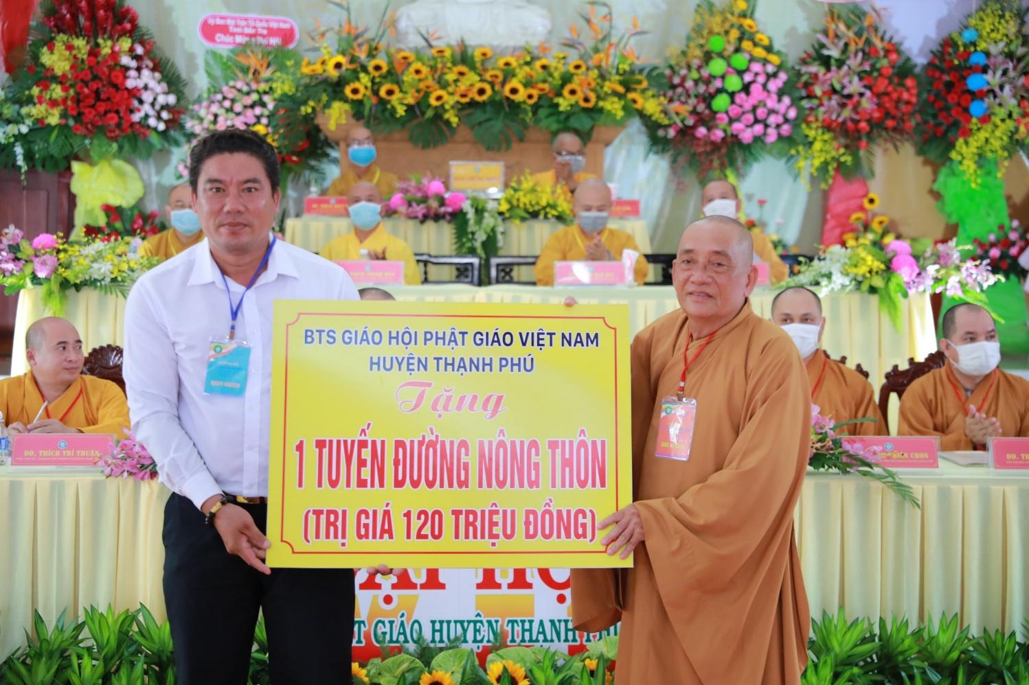 Tham gia xây dựng đường nông thôn phục vụ dân sinh Tham gia xây dựng đường nông thôn phục vụ dân sinh