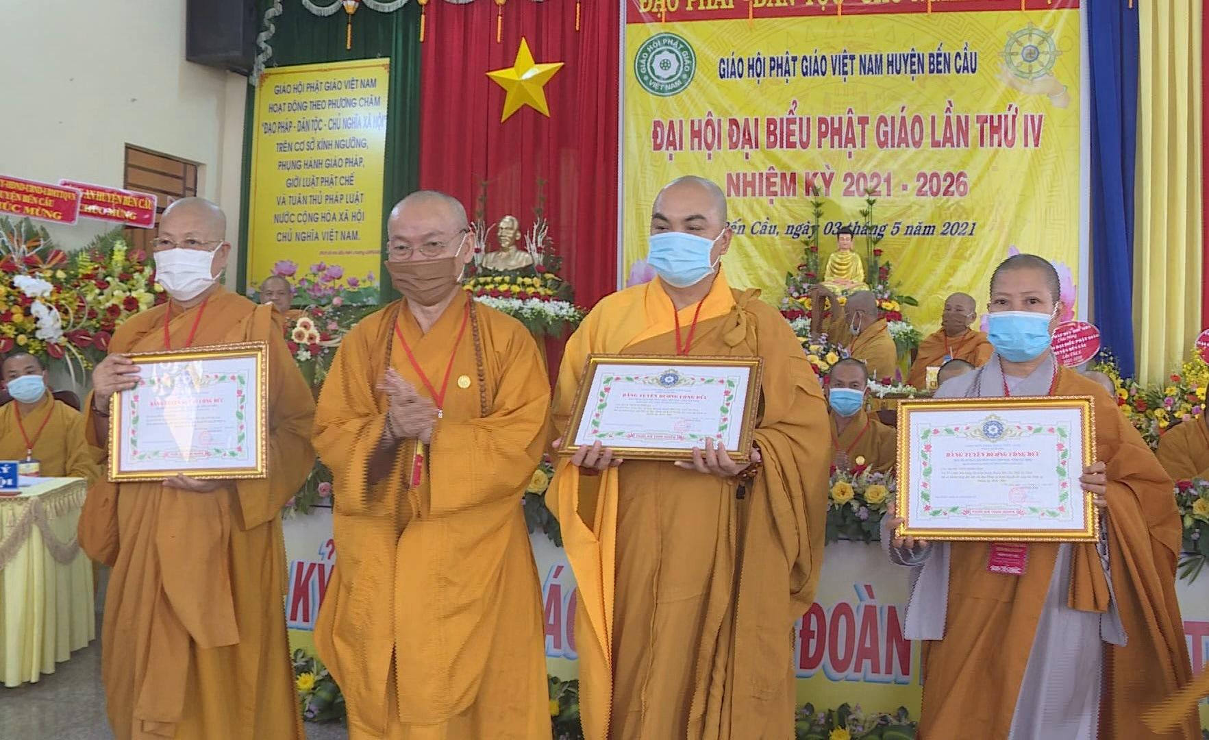 Hòa thượng Thích Niệm Thới, Trưởng ban Trị sự GHPGVN tỉnh Tây Ninh tặng Bằng tuyên dương công đức cho các cá nhân, tập thể có thành tích trong nhiệm kỳ 2016 - 2021 Hòa thượng Thích Niệm Thới, Trưởng ban Trị sự GHPGVN tỉnh Tây Ninh tặng Bằng tuyên dương công đức cho các cá nhân, tập thể có thành tích trong nhiệm kỳ 2016 - 2021