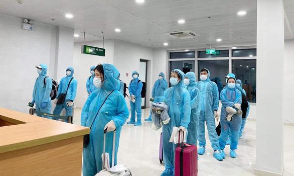 Công dân từ Nhật Bản về nước đang chờ khai báo y tế, kiểm tra sức khỏe tại sân bay Vinh (tỉnh Nghệ An) - Ảnh: T. Hiền Công dân từ Nhật Bản về nước đang chờ khai báo y tế, kiểm tra sức khỏe tại sân bay Vinh (tỉnh Nghệ An) - Ảnh: T. Hiền