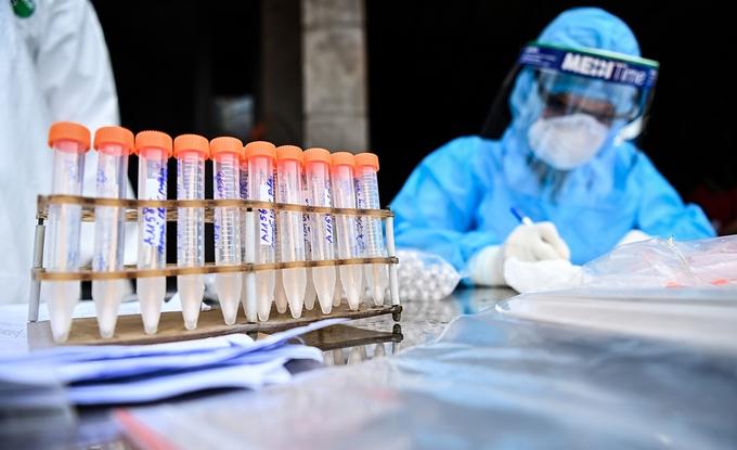 Nhân viên y tế lấy mẫu xét nghiệm nhanh người dân ở thôn Lỗ Giao, Hà Nội, ngày 3-5 Ảnh: Giang Huy