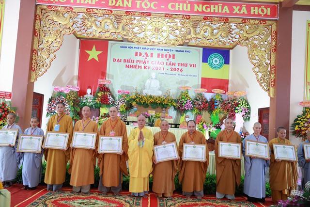 Chư tôn đức Tăng Ni nhận bằng tuyên dương công đức Chư tôn đức Tăng Ni nhận bằng tuyên dương công đức