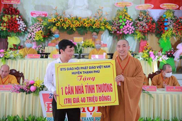 Tăng bảng tượng trưng xây dựng nhà tình thương Tăng bảng tượng trưng xây dựng nhà tình thương