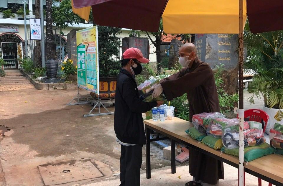 Chùa Pháp Vân tặng quà cho bà con nghèo bị ảnh hưởng bởi dịch Covid-19 Chùa Pháp Vân tặng quà cho bà con nghèo bị ảnh hưởng bởi dịch Covid-19