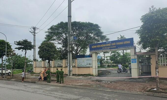 Bệnh viện Bệnh nhiệt đới cơ sở Đông Anh bị phong tỏa chiều 5-5 Ảnh: Văn Phong Bệnh viện Bệnh nhiệt đới cơ sở Đông Anh bị phong tỏa chiều 5-5 Ảnh: Văn Phong