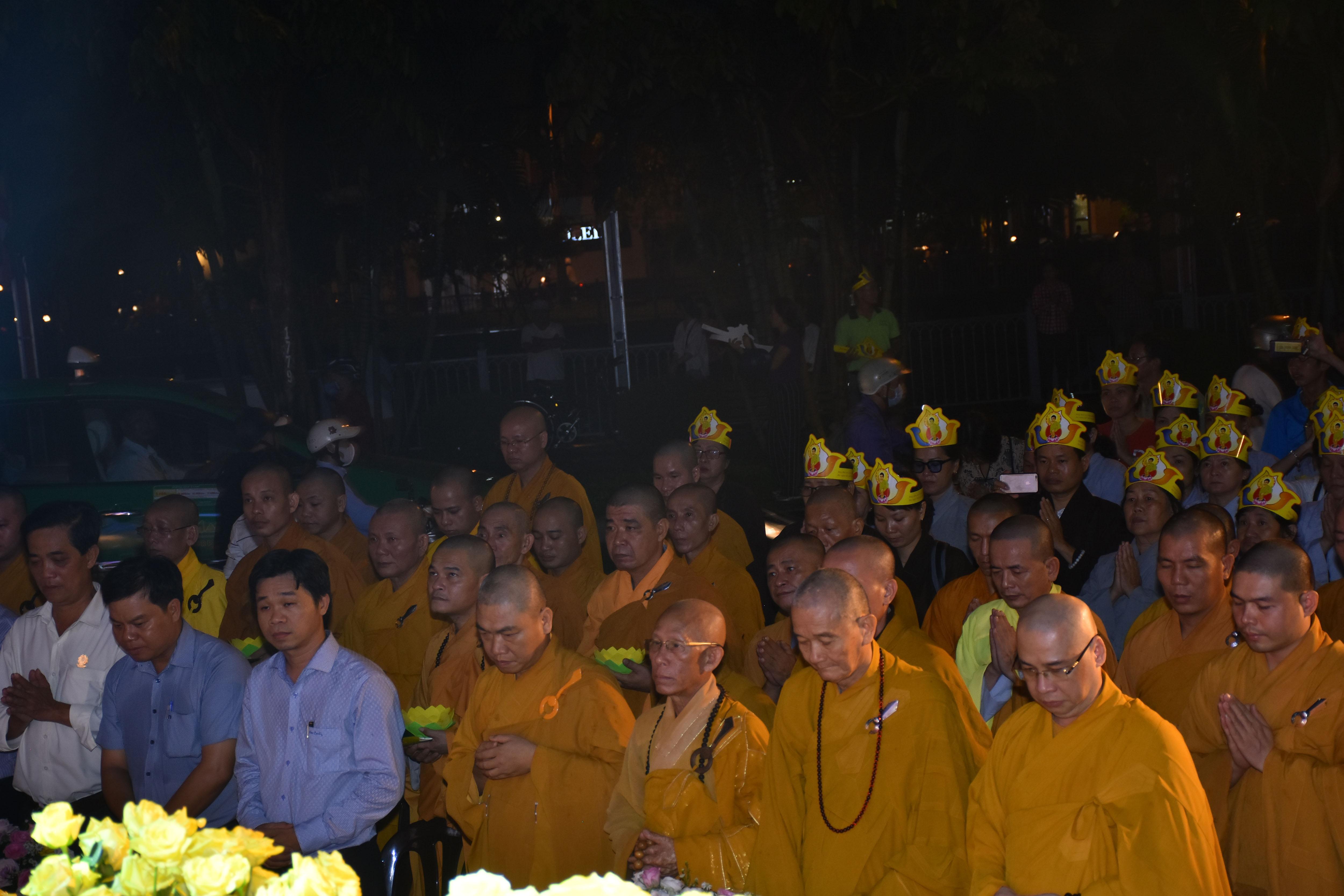 Lễ khai kinh và thắp sáng bảy đóa sen trên kênh Nhiêu Lộc mùa Phật đản 2019