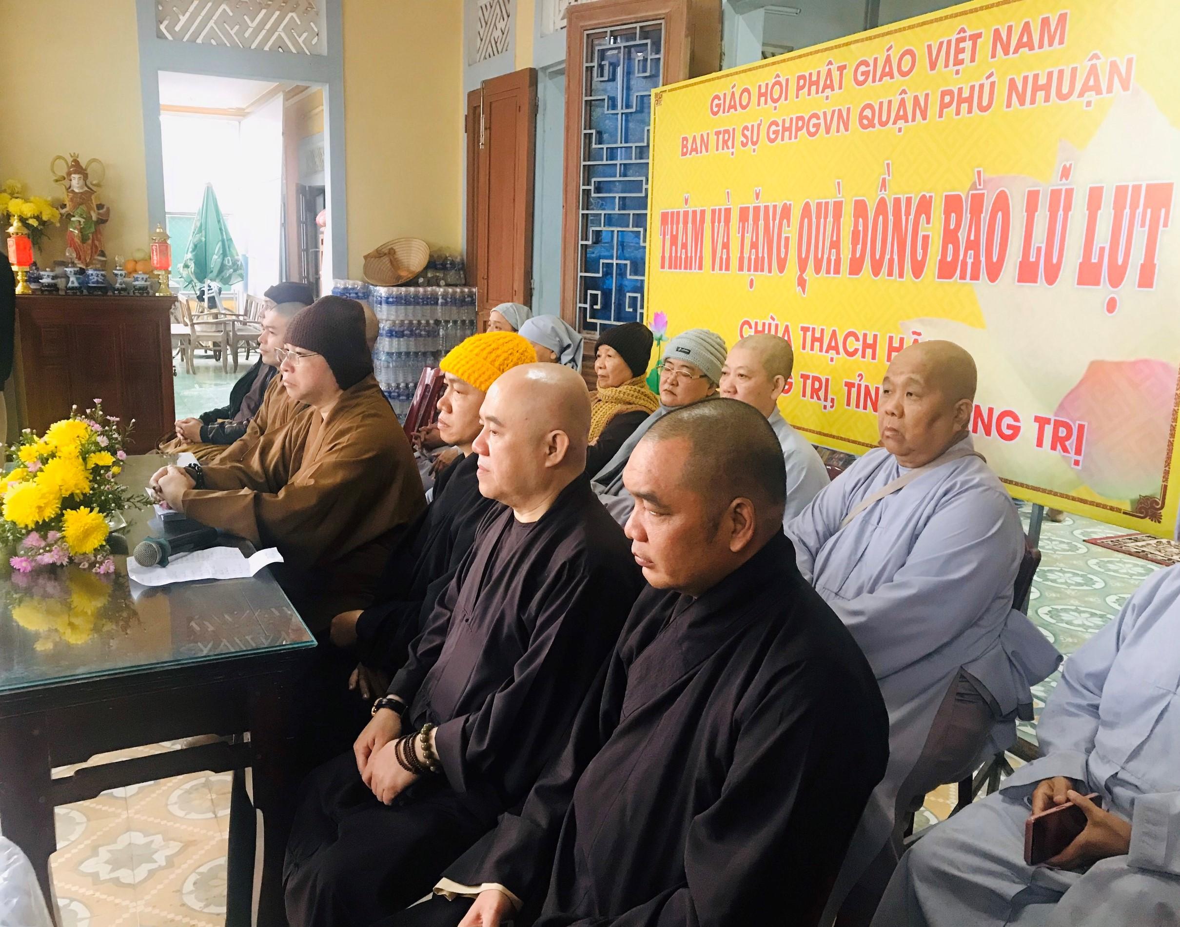 Ban Trị sự GHPGVN quận Phú Nhuận trong chuyến từ thiện ở miền Trung năm 2020